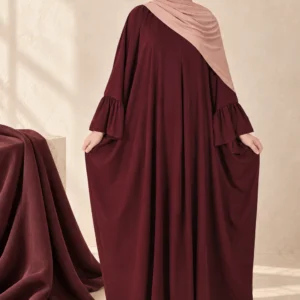 عباءة هبة باللون عنابي في استوديو نسق
