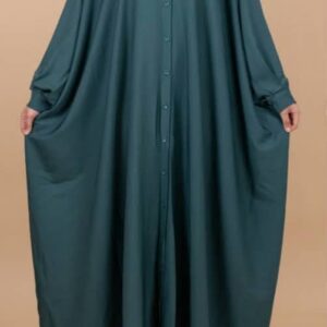عباءة هبة من نسق، بقصّة واسعة وياقة وأزرار أمامية، تصوير دون إظهار الوجه